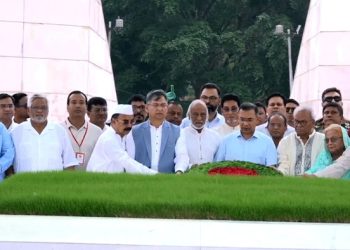 জিয়াউর রহমান ও খালেদা জিয়ার সমাধিতে প্রধানমন্ত্রীর শ্রদ্ধা
