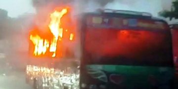 ঢাকার পল্লবীতেও বাসে আগুন