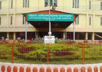 চট্টগ্রামের কাভার্ডভ্যান ও মাইক্রোবাসের সংঘর্ষে নিহত বেড়ে ৪