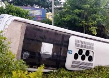 কুমিল্লায় বাস খাদে পড়ে মেডিকেল কলেজের ২০ শিক্ষার্থী আহত