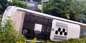 কুমিল্লায় বাস খাদে পড়ে মেডিকেল কলেজের ২০ শিক্ষার্থী আহত