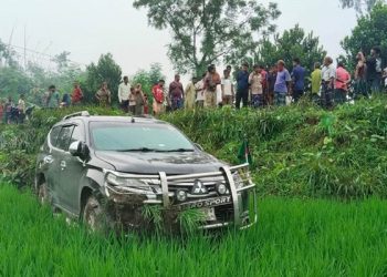 পথচারীকে বাঁচাতে গিয়ে ধানক্ষেতে গাড়ি, আহত প্রতিমন্ত্রী ও তার স্ত্রী