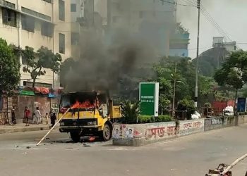 মিরপুরে ফুটপাত উচ্ছেদ অভিযানে বাধা, গাড়িতে আগুন