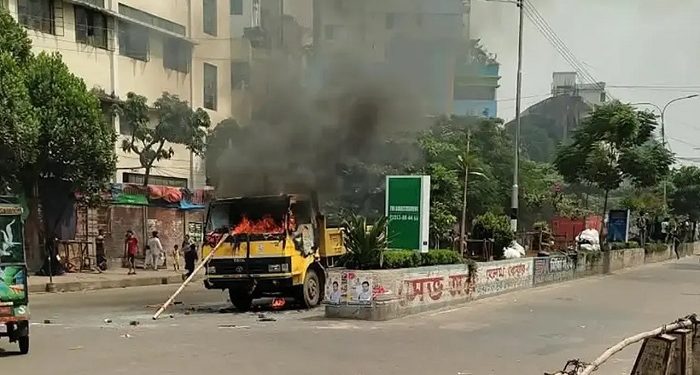 মিরপুরে ফুটপাত উচ্ছেদ অভিযানে বাধা, গাড়িতে আগুন