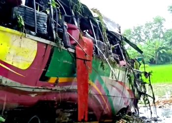 গোপালগঞ্জে যাত্রীবাহী বাস খাদে পড়ে ৩ জনের প্রাণহানী
