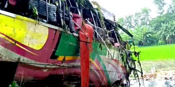 গোপালগঞ্জে যাত্রীবাহী বাস খাদে পড়ে ৩ জনের প্রাণহানী