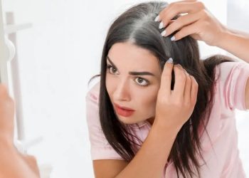 অকালে চুল পাকা রোধ করতে ৪ ঘরোয়া উপায়