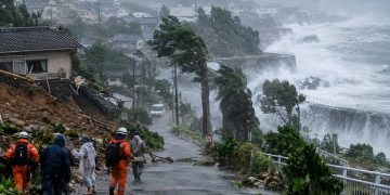 টাইফুনের প্রভাবে বিপর্যস্ত জাপান, ১৯ লাখ মানুষকে সরিয়ে নেওয়ার নির্দেশ