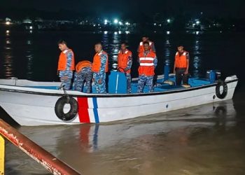 খুলনায় মাঝ নদীতে ফেরি-ট্রলার সংঘর্ষ, উদ্ধার ৪০