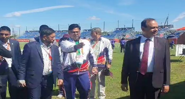 নারী ক্রিকেট দলের খেলা দেখতে মাঠে ওয়াকার-উজ-জামান