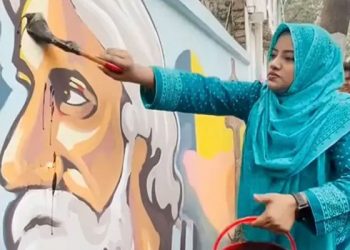 রবীন্দ্রনাথ ঠাকুরের ছবিতে কালি দিতে গিয়ে আটক ৪