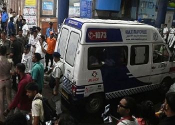 কলকাতায় পূজামণ্ডপ ভেঙে প্রাণ গেল ১৯ জনের