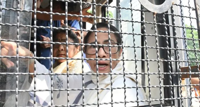 এবার দিল্লিতে আটক মমতা বন্দ্যোপাধ্যায়