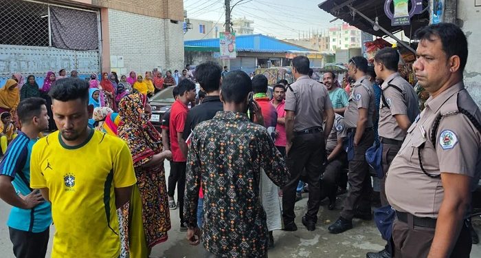 বকেয়া-বেতনের দাবিতে গাজীপুরে শ্রমিকদের সড়ক অবরোধ