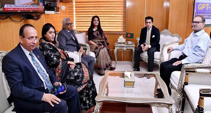 তথ্যমন্ত্রীর সঙ্গে নবনিযুক্ত প্রধান তথ্য কমিশনার ও দুই কমিশনারের সাক্ষাৎ