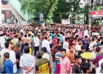 প্রেসক্লাবের সামনে অটোরিকশা চালকদের অবরোধ
