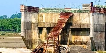 ক্ষতিপূরণের টাকা না পেয়ে বাধা, সেতুর কাজ বন্ধ
