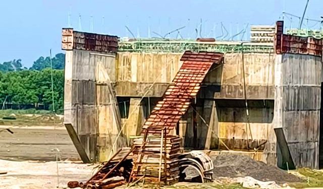 ক্ষতিপূরণের টাকা না পেয়ে বাধা, সেতুর কাজ বন্ধ