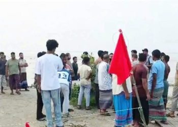 শরীয়তপুরে পদ্মার বাঁধে ফাটল, ২০ মিটার অংশ নদীগর্ভে বিলীন