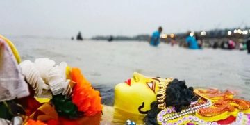 বিজয়া দশমী: অশ্রুসিক্ত ভালোবাসায় বুড়িগঙ্গায় প্রতিমা বিসর্জন