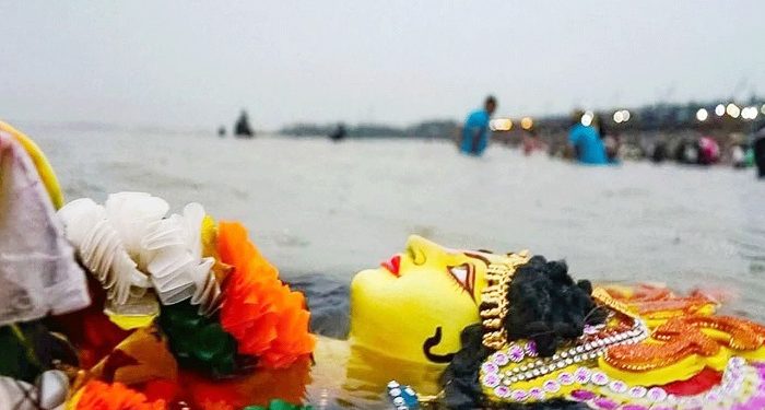 বিজয়া দশমী: অশ্রুসিক্ত ভালোবাসায় বুড়িগঙ্গায় প্রতিমা বিসর্জন