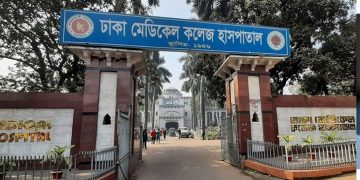 ঢামেক চত্বরে অ্যাম্বুলেন্স ধর্মঘট, রোগী-স্বজনদের ভোগান্তি