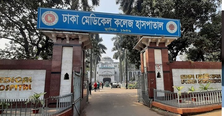 ঢামেক চত্বরে অ্যাম্বুলেন্স ধর্মঘট, রোগী-স্বজনদের ভোগান্তি