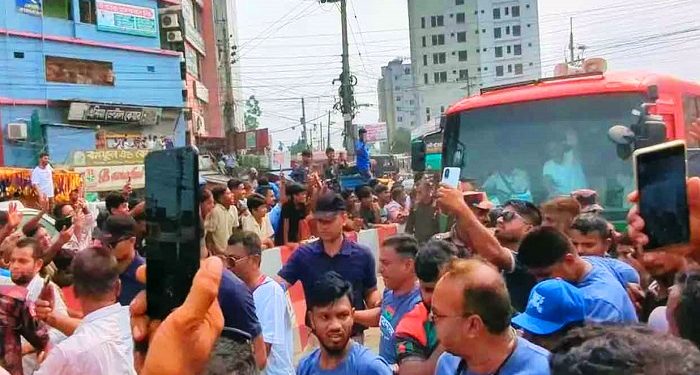 শুটিংয়ে পিছলে পড়ে আহত অমিতাভ বচ্চন