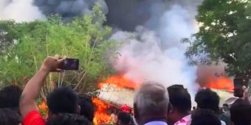 গাজীপুরে কারখানার গোডাউনে ভয়াবহ আগুন, নিয়ন্ত্রণে ৮ ইউনিট