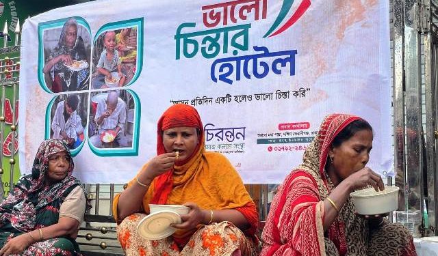শুভাঢ্যায় অসহায় মানুষের মাঝে খাবার বিতরণ