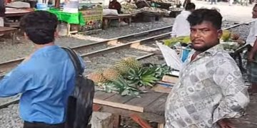 জুরাইন রেললাইনে অবৈধ বাজার, বাড়ছে দুর্ঘটনার ঝুঁকি