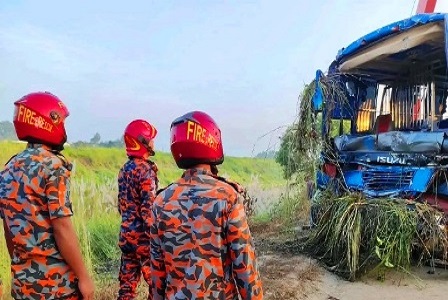 মাওয়া এক্সপ্রেসওয়েতে বাস খাদে পড়ে নিহত ৩