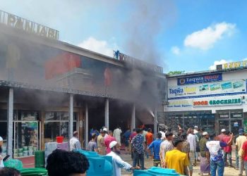 রামু নূর প্লাজায় ভয়াবহ আগুন, কোটি টাকার ক্ষতির আশঙ্কা