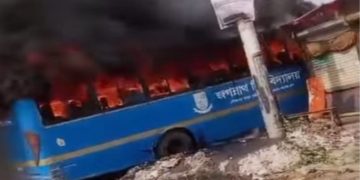 রাজধানীর মাতুয়াইলের গ্যারেজে জবির বাসে আগুন